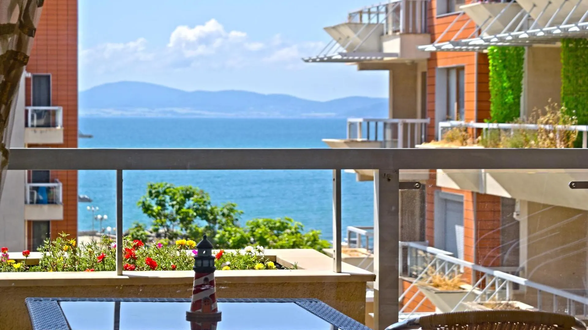 Cozy Apartment With Sea View And Free Parking location